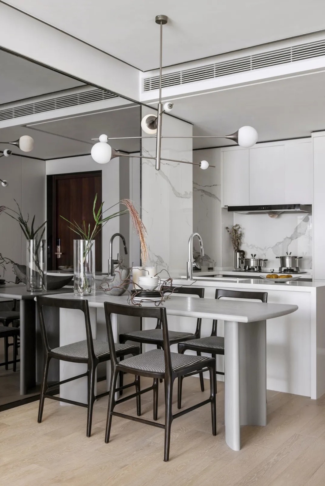 現(xiàn)代朋克風(fēng)格室內(nèi)設(shè)計(jì)家裝案例-餐廳 現(xiàn)代朋克風(fēng)格室內(nèi)設(shè)計(jì)家裝案例-餐廳