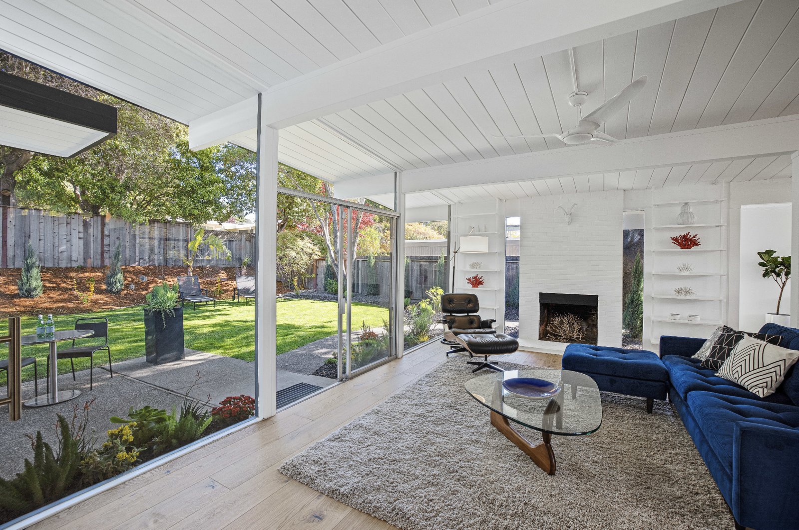 裝修案例現(xiàn)代前衛(wèi)風(fēng)格別墅裝修效果圖-客廳 裝修案例現(xiàn)代前衛(wèi)風(fēng)格別墅裝修效果圖-客廳