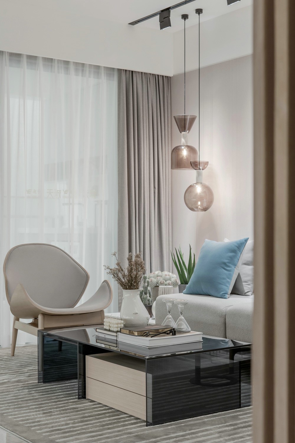 現(xiàn)代簡約風格室內(nèi)設(shè)計家裝案例-客廳茶幾 現(xiàn)代簡約風格室內(nèi)設(shè)計家裝案例-客廳茶幾