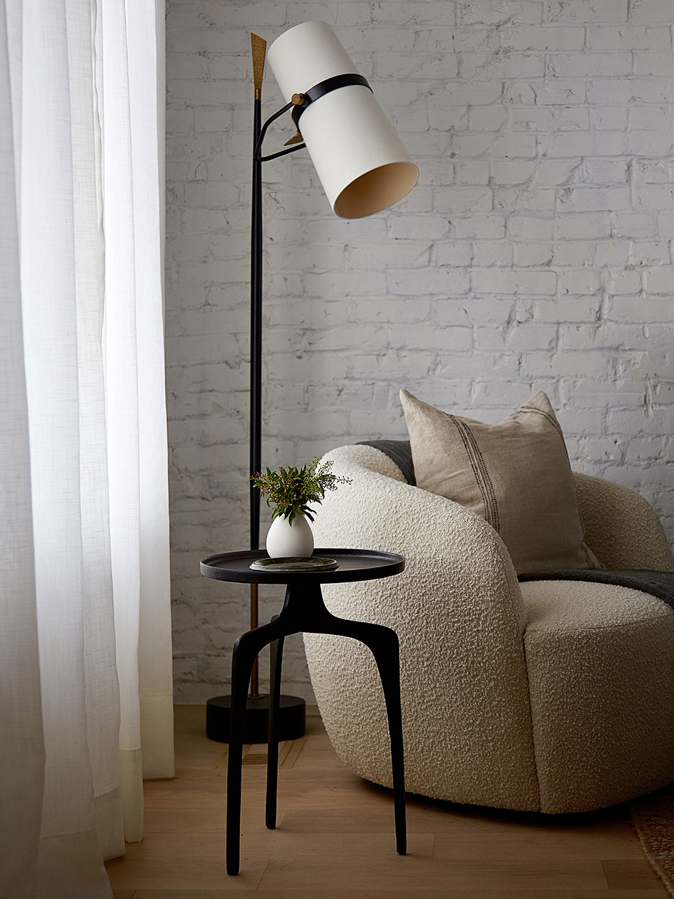 極簡工業(yè)風風格室內(nèi)家裝案例效果圖-客廳茶幾 極簡工業(yè)風風格室內(nèi)家裝案例效果圖-客廳茶幾