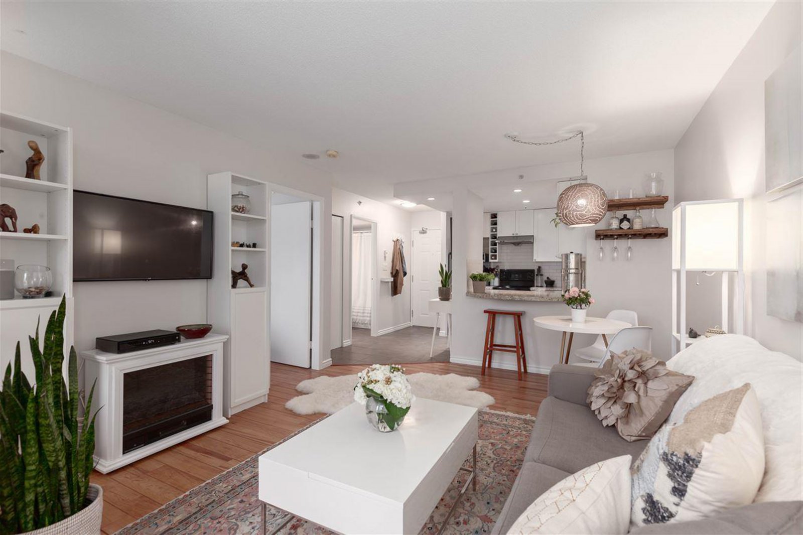 裝修案例現(xiàn)代簡(jiǎn)約風(fēng)格室內(nèi)裝修效果圖-客廳 裝修案例現(xiàn)代簡(jiǎn)約風(fēng)格室內(nèi)裝修效果圖-客廳